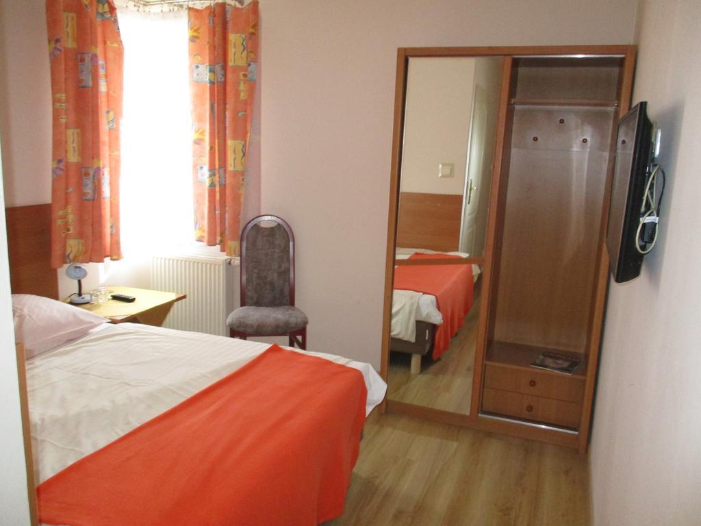 Hotel Pod Platanami トシェブニツァ エクステリア 写真